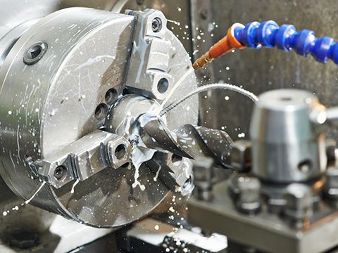 Bạn nên kiểm tra chất lượng nước thường xuyên khi sử dụng dầu cắt gọt pha nước