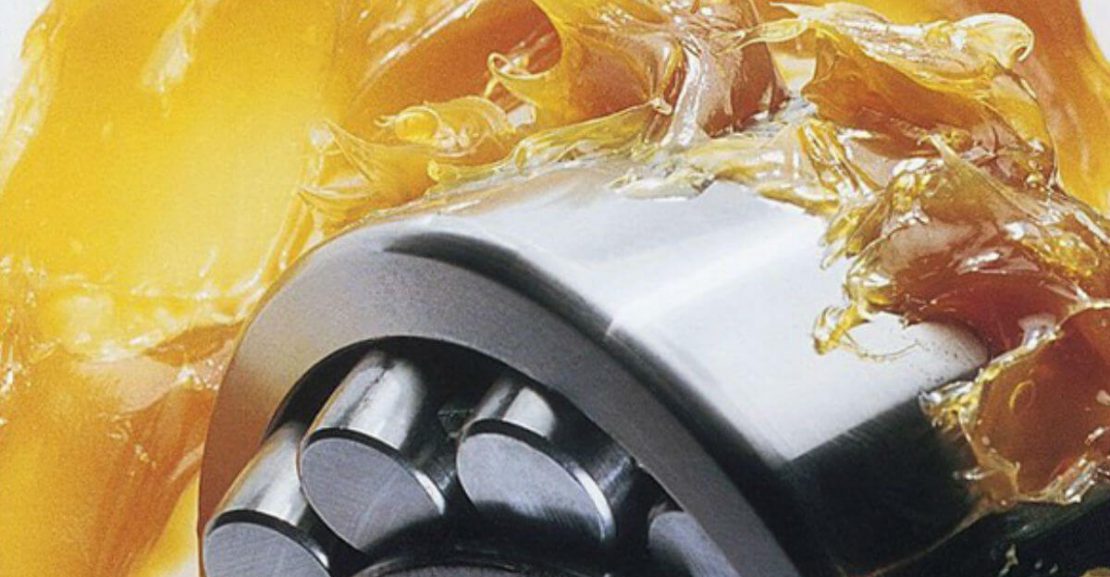 Dầu chống rỉ là một loại dầu bảo vệ đặc biệt được thiết kế để ngăn ngừa sự oxy hóa và gỉ sét trên các bề mặt kim loại