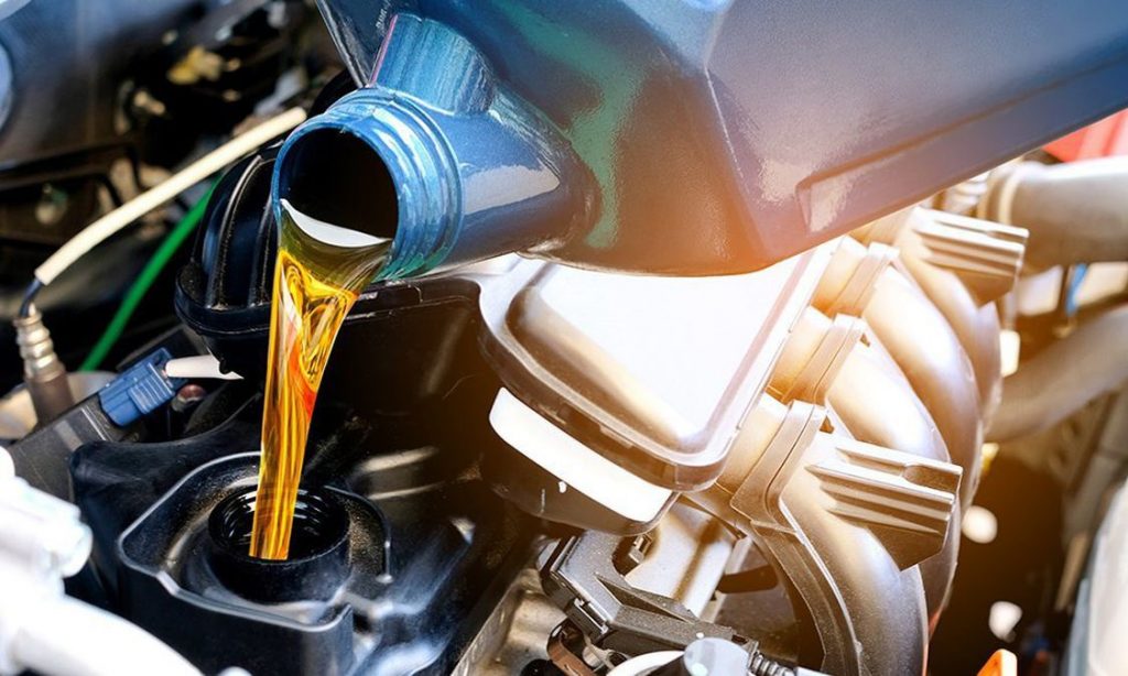 Thay dầu hộp số định kỳ giúp bảo vệ các bộ phận bên trong hộp số khỏi sự mài mòn